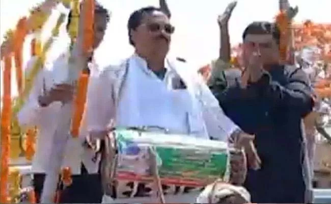 Independent Candidate Of Samstipur Filed Nomination Came On Bullock Cart 