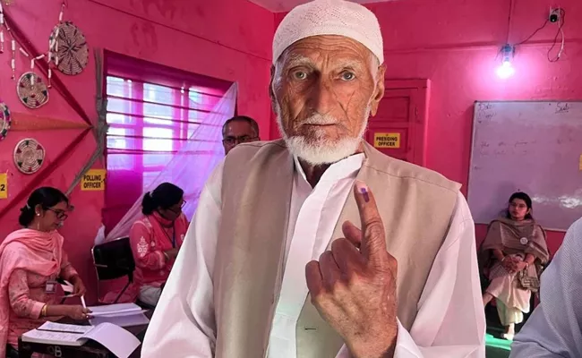 102 Year Old Casts Vote At Jammu Polling Booth