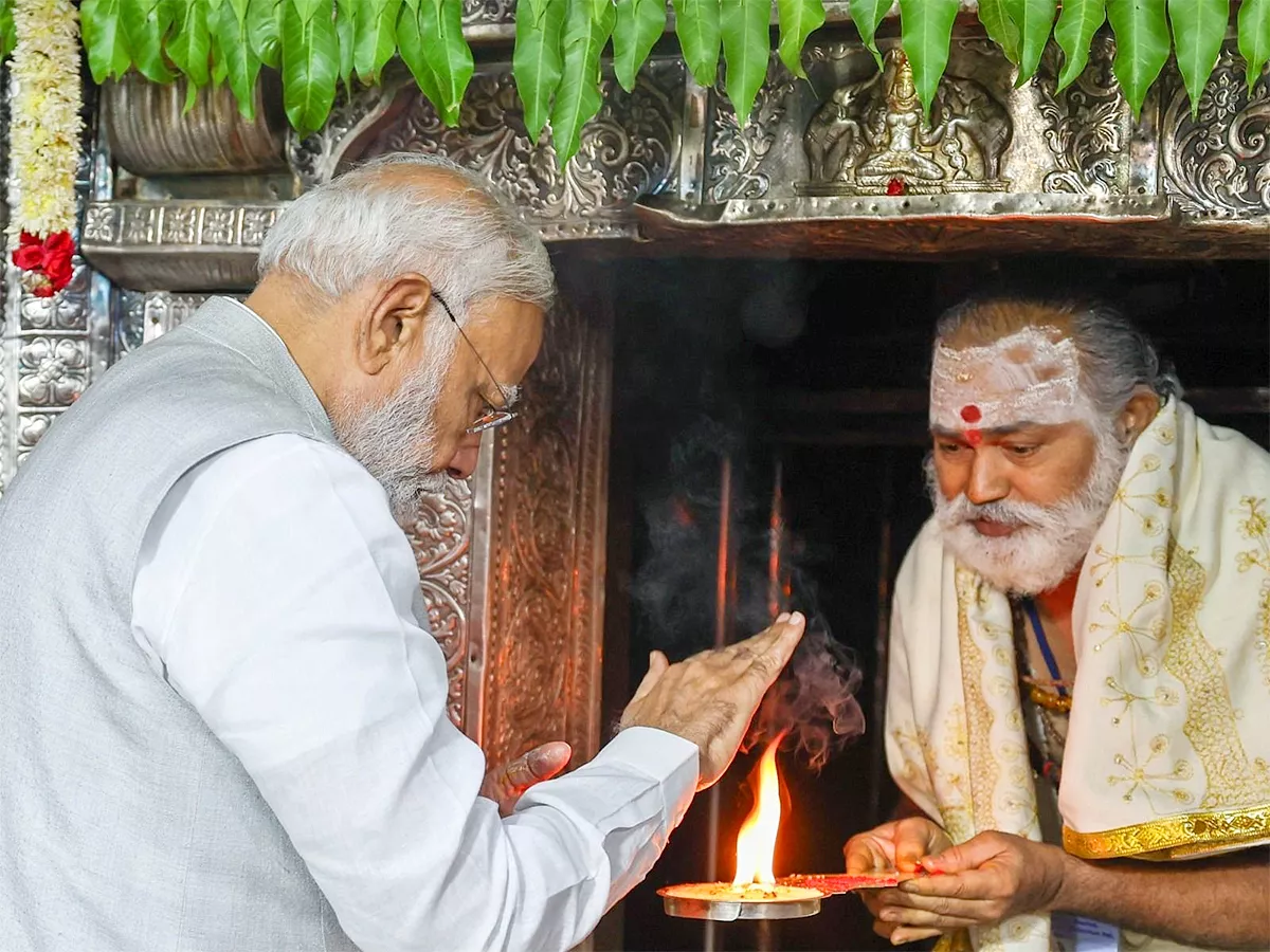 Prime Minister Narendra Modi visits Sri Raja Rajeshwara Swamy temple