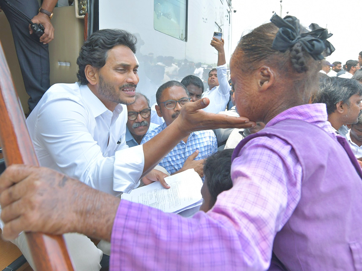 Grand Welcome to CM Jagan Memantha Siddham Bus Yatra at Visakhapatnam Photos - Sakshi4