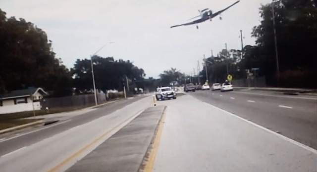 నడిరోడ్డుపై కుప్పకూలిన విమానం | Footage captures moment plane crashes on  Florida road | Sakshi