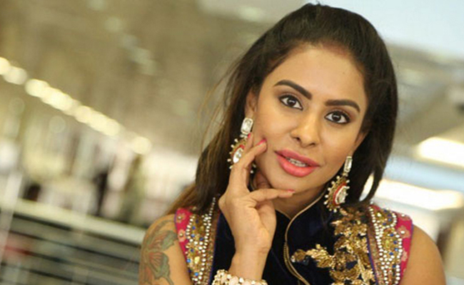 Sy Reddy హోదాపై మాట్లాడలేదని అలిగారంట: శ్రీరెడ్డి | Sri Reddy on Tollywood ...