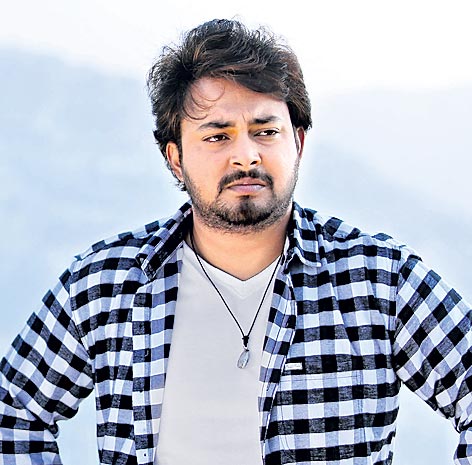 ‘కాలా’ కెమెరాతో... | Hero Tanish turns singer | Sakshi
