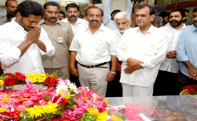 జస్టిస్‌ సుభాషణ్‌ రెడ్డి కుటుంబానికి జగన్‌ పరామర్శ | ys jagan pays ...