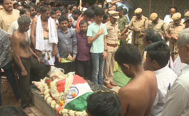 ఎస్పీవై రెడ్డి అంత్యక్రియలు పూర్తి | Nandyal MP SPY Reddy laid to rest ...