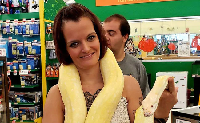 Python Wrapped Around Neck ఇంట్లో 140 పాములు.. మెడకు చుట్టుకుని.. | Women Died After Python ...