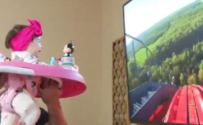 భలే ఐడియా.. ఈ నాన్నకు హ్యాట్సాఫ్‌!! | Father Gives Toddler Fake Roller ...
