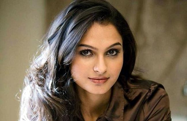 ఆ సీన్లు చేసుండాల్సింది కాదు! | Andrea Jeremiah regrets doing intimate  scenes in Vada Chennai | Sakshi