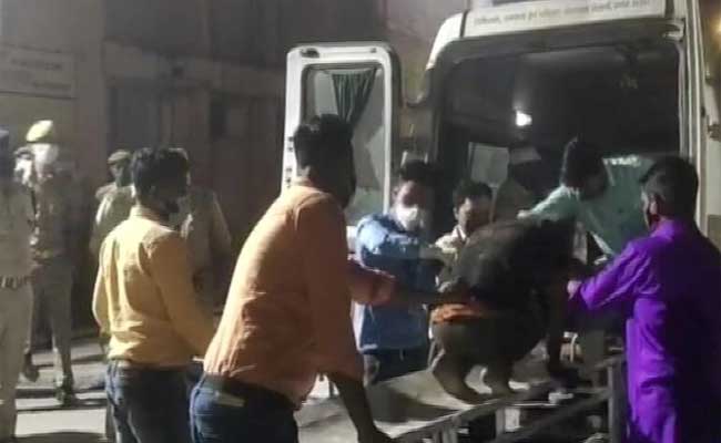 ఘోర రోడ్డు ప్రమాదం: ఏడుగురు మృతి | 7 Deceased In UP Road Accident | Sakshi