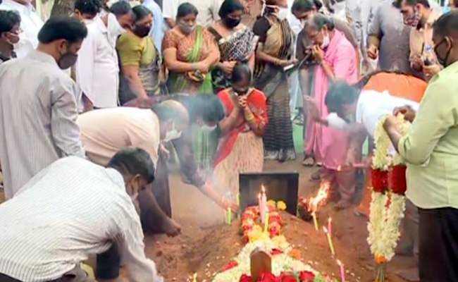 పేదల డాక్టర్‌కు కన్నీటి వీడ్కోలు | EC Gangi Reddy Funeral Program | Sakshi