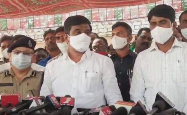 కంటతడి పెట్టుకున్న తెలంగాణ మంత్రి.. | Minister Prashant Reddy Gets ...