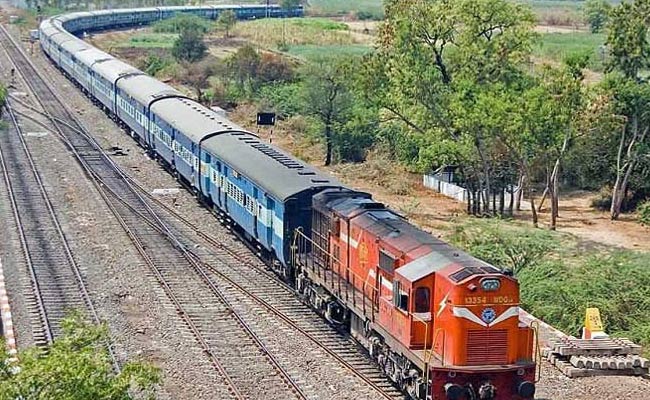 తప్పిన పెను ప్రమాదం: అరగంటలో రెండుసార్లు | Mumbai: Two Coaches Of ...