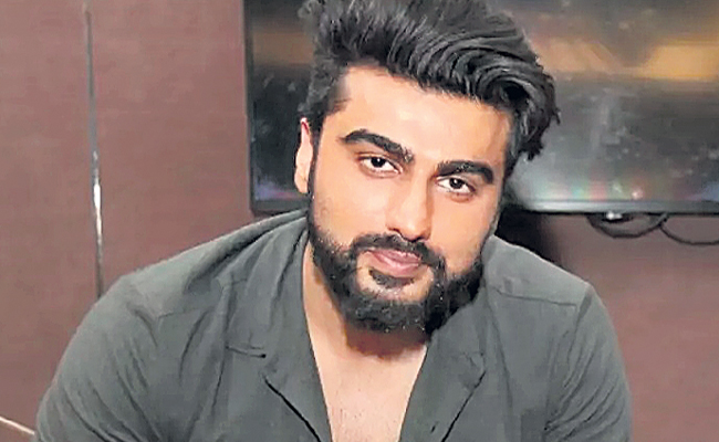అమ్మ పడ్డ బాధ మరెవరూ పడకూడదు: హీరో | Arjun Kapoor To Help Cancer ...