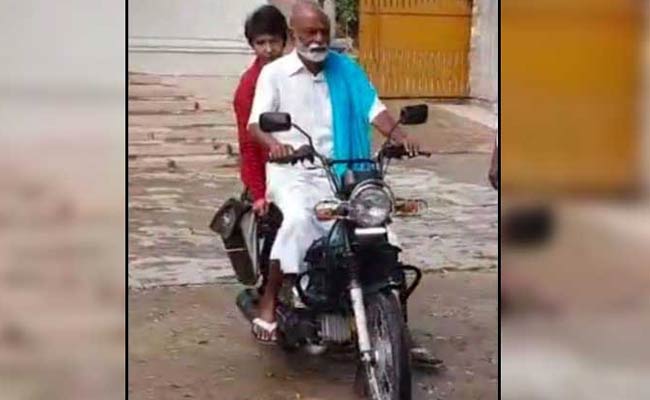 R Ragoor Reddy వైరల్గా మారిన మాజీ మంత్రి ఫోటో | Former Minister Raghuveera Reddy ...