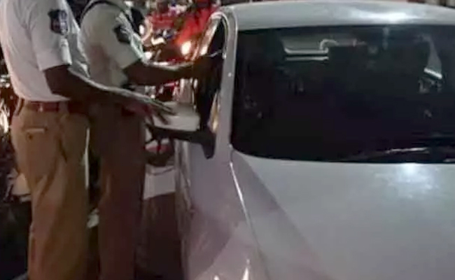 ఈ తాగుబోతులు ఏకంగా పోలీసులనే ఢీకొట్టారు | Drunk Man Hits Police With ...