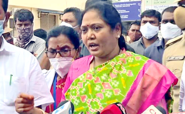 Sucharitha AP Home Minister Mekathoti Sucharita Visits GGH Over Enquiry Of Ramya ...