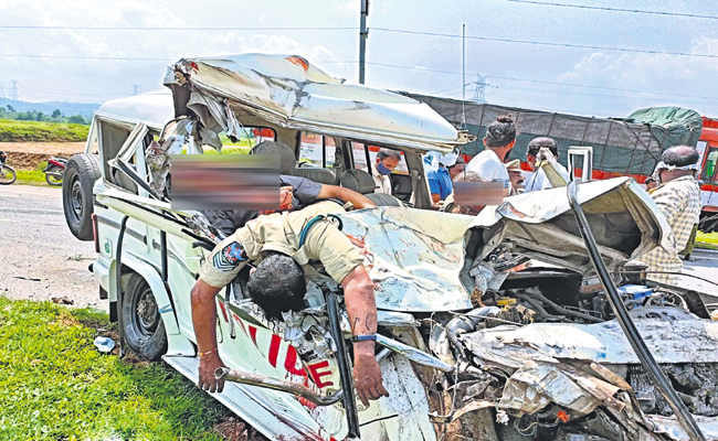అంత్యక్రియలకు వెళ్లి వస్తూ.. | Four police constables deceased in road ...