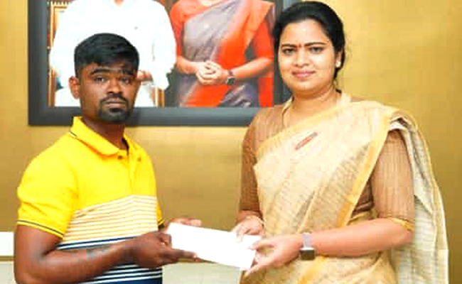 Vidatha Rajini YSRCP MLA Vidadala Rajini Shows Her Humanity by Giving Money in ...
