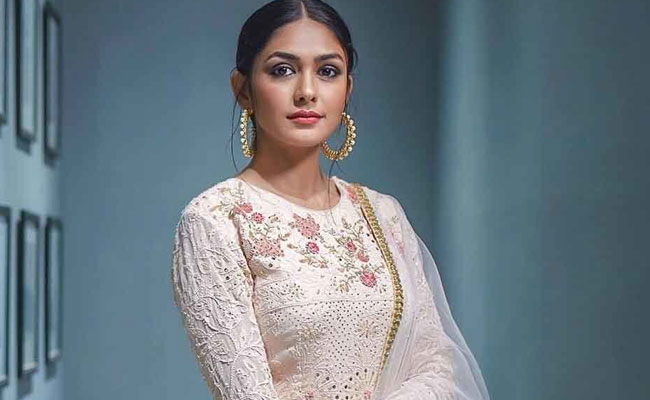 Mrunala Super 30 Heroine Mrunala Tjakur About Her Boyfriend and Break Up - Sakshi