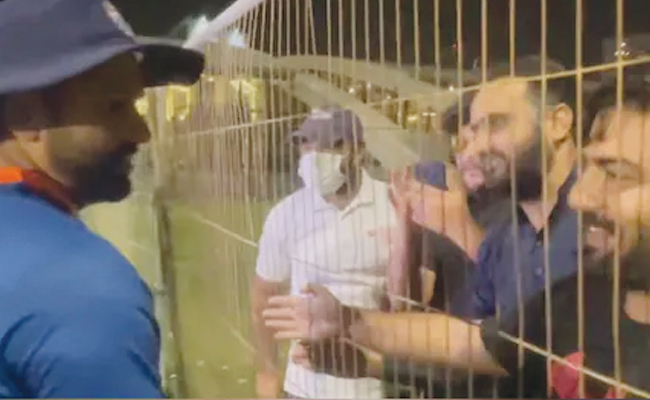 Asia Cup 2022 Ind Vs Pak: Rohit Sharma Hugs Pakistani Fan, Video Goes ...