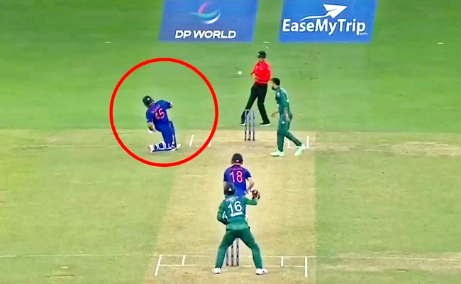 IND Vs PAK, Asia Cup 2022: Virat Kohli Smashes Rohit Sharma's Hand At ...