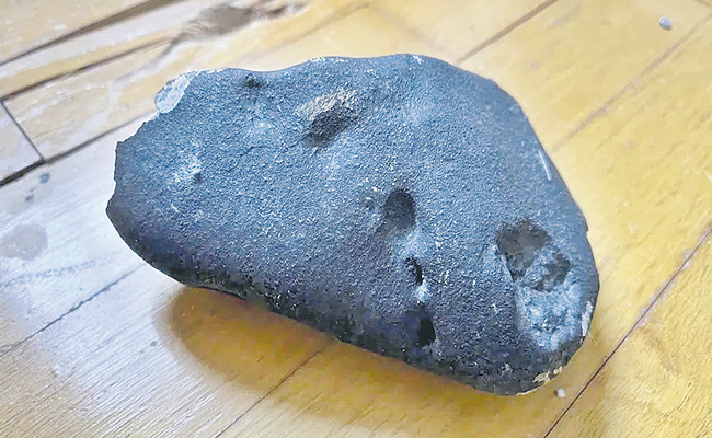 అరుదైన అంతరిక్ష శిల అరుదెంచె.. | A rock smashed through their roof in ...