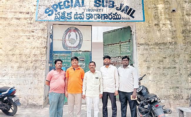 కామ మాంత్రికుడికి టీడీపీ నేతల పరామర్శ | TDP leaders met the accused ...