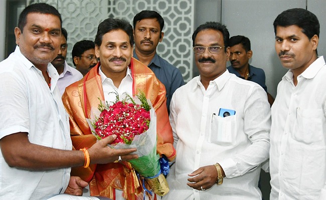 AP Village Revenue Officers Association President Ravindra Raju Met ...