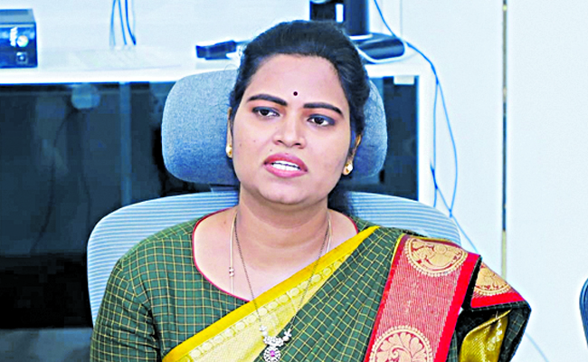 Vidatha Rajini కొత్త మెడికల్ కాలేజీల్లో సగం సీట్లు మెరిట్కే మంత్రి విడదల రజిని ...
