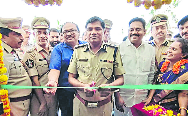 Prashant Reddy Police పోలీసుల మీదే దాడులు చేస్తే ఎలా? | Director General of Police ...