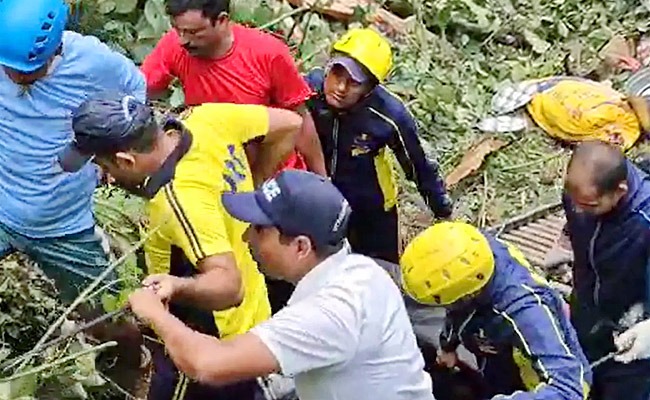 7 Dead As Bus Carrying Pilgrims Falls Into Gorge In Uttarakhand - Sakshi