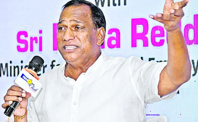 Mal Reddy Driver కాంగ్రెస్ అంటే స్కాములే.. | Mallar Reddy comments over congress party ...