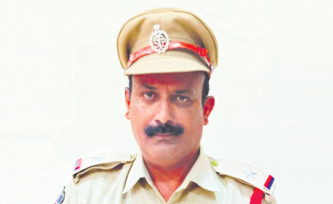 రోడ్డు ప్రమాదంలో గాయపడ్డ ఏఎస్‌ఐ మృతి | ASI Rajender Reddy Died In Road ...
