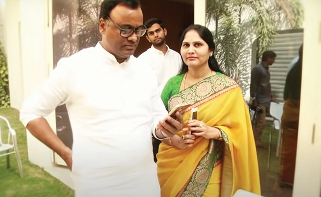 భువనగిరి ఎంపీగా రాజగోపాల్‌రెడ్డి సతీమణి లక్ష్మి..? | Komatireddy Raj ...