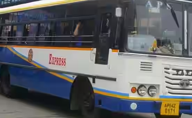 Rtc Driver ఖమ్మంలో విషాదం.. రన్నింగ్ బస్సులో డ్రైవర్కు గుండెపోటు | Khammam RTC ...