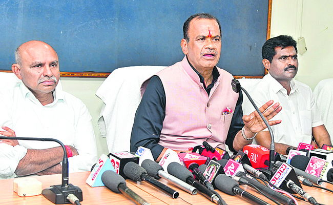K K Rathi తాగునీటి కష్టాలకు కారణం కేసీఆరే.. | Komatireddy Venkat Reddy Comments ...