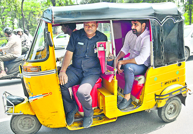 Driver Rakesh Madhya బస్సులో బల్మూరి.. ఆటోలో కౌశిక్ | MLA Padi Kaushik Reddy Travel by Auto ...