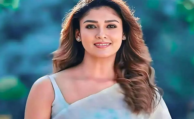 లేడీ సూపర్‌స్టార్‌కు గట్టి పోటీ.. ఆమె దెబ్బకు మాలీవుడ్‌కు! | Nayanthara ...
