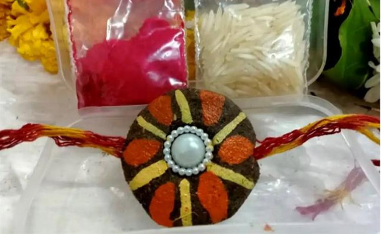 ఆవు పేడతో రాఖీలు.. ముంబై నుంచి ఆర్డర్లు | Eco Friendly Rakhis from Cow ...