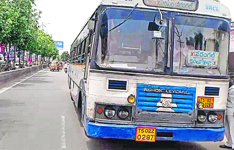 Rtc Driver అద్దం కనిపిస్తలేదు.. స్టీరింగ్ తిరుగుతలేదు... | RTC driver stopped the ...