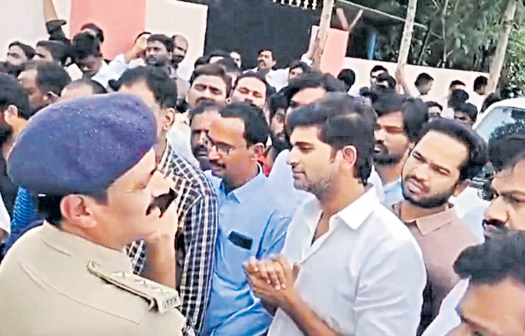 పోలీసన్నా ఎందుకీ గులాం? | MLA overaction for CI pardon | Sakshi