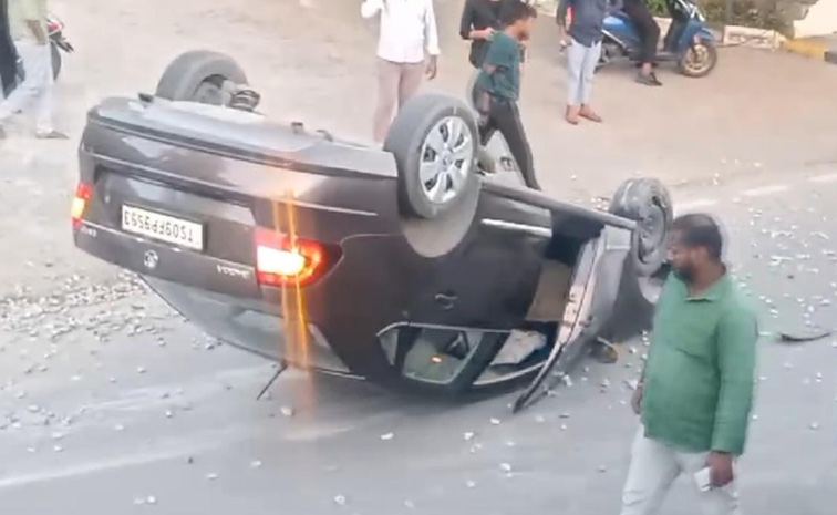 ప్రజాభవన్ వద్ద కారు బోల్తా | Car Accident At Hyderabad Praja Bhavan ...