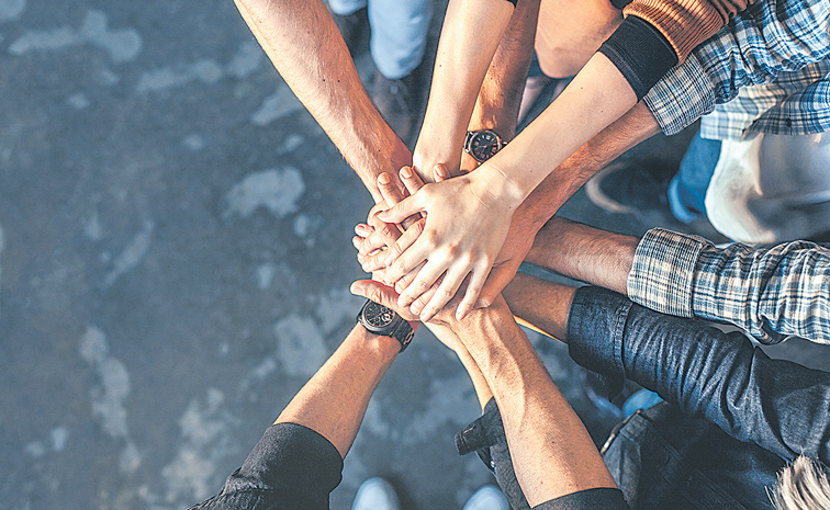 కలసి ఉంటేనే కలదు విజయం | Unity stands by us to reach our goal | Sakshi