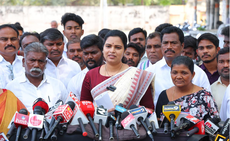 Vidala Rajini పోలీసుల కట్టుకథకు ఇవిగో ఆధారాలు : విడదల రజని | Vidadala Rajini Fire ...
