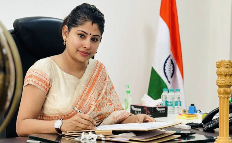 ఐఏఎస్ స్మితా సబర్వాల్పై కాంగ్రెస్ నేత వివాదాస్పద వ్యాఖ్యలు | Gajjela ...