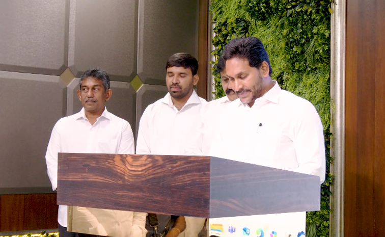 పహల్గాం మృతులకు వైఎస్ జగన్ నివాళి | YS Jagan pays tribute to the Pahalgam Incident victims | Sakshi