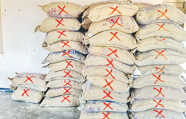 ముక్కిపోతున్న దొడ్డు బియ్యం | 28000 metric tons of rice left in ration ...