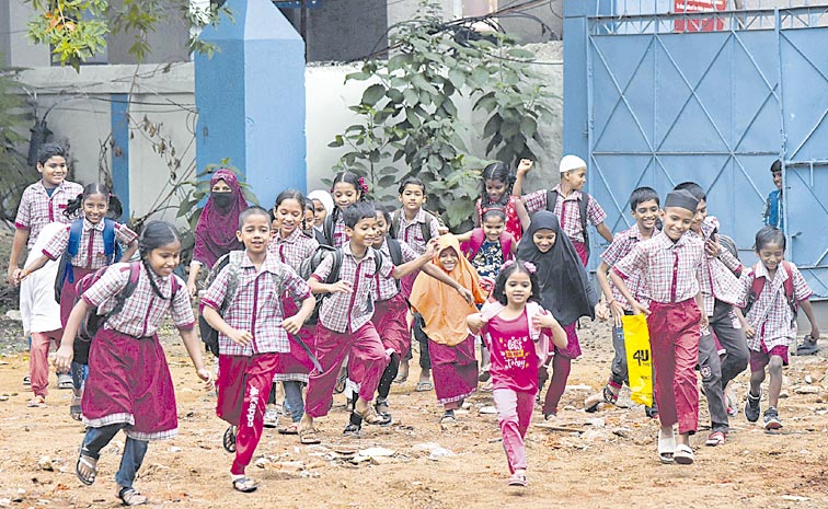 బడిబుడి అడుగులు | Schools reopen in Hyderabad after 49-day summer ...