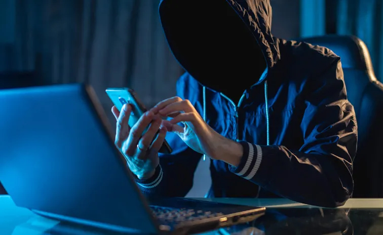 విశ్రాంత ఉద్యోగికి సైబర్‌ నేరగాళ్ల టోకరా | Cybercriminals cheated retired  employee | Sakshi