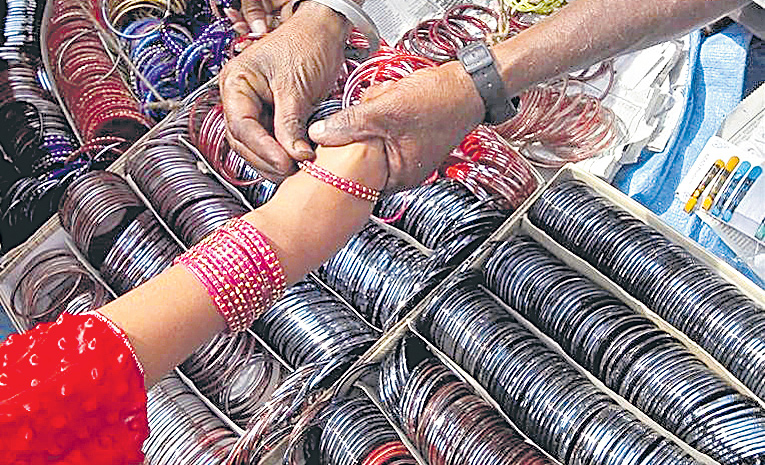 Bangle Making Process గాజులండోయ్ గాజులు... తయారు చేసేదిలా! | How bangles are made ...